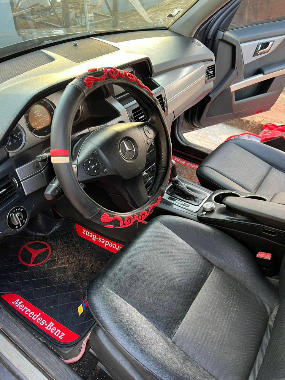A picture of Tok Standard very Sharp 2011 Model Mercedes GLK.