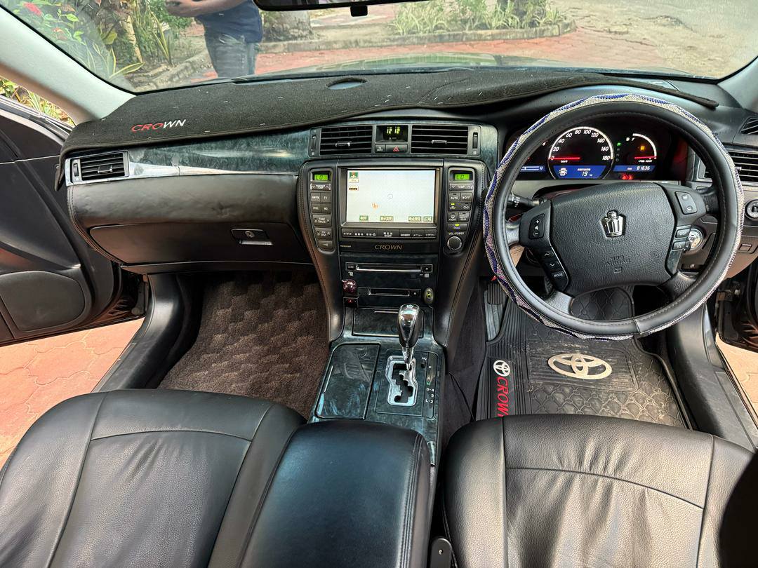 A picture of TOYOTA CROWN ATHLETE
