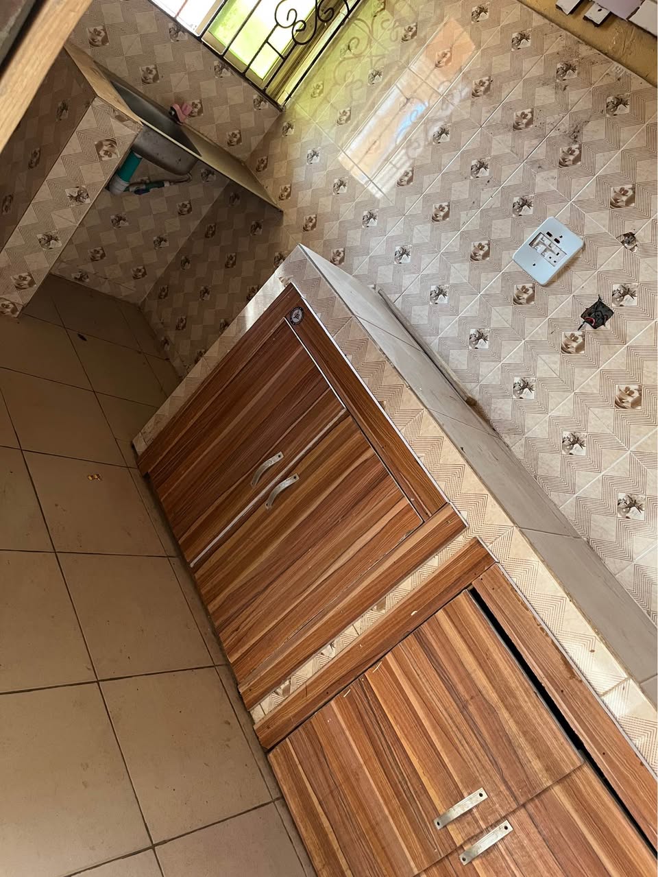 A picture of Spacious 2 bed room appartment to let at davol bustop