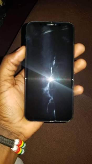 A picture of iPhone X no Face ID at 550 000