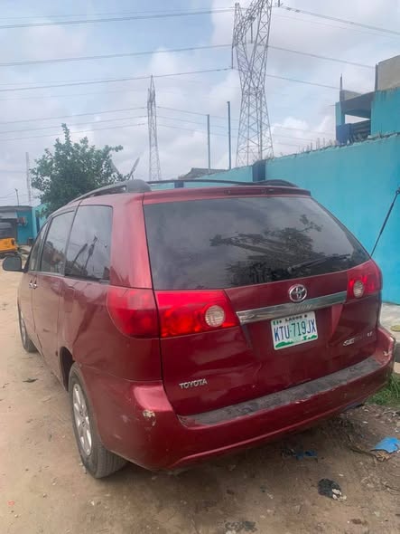 A picture of 2006 sienna used