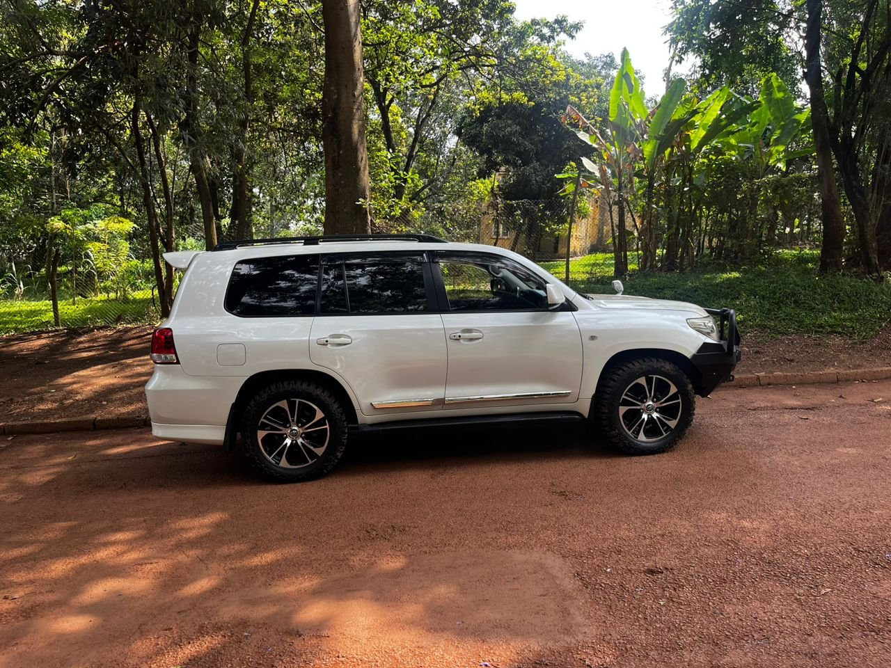 A picture of 2016 Toyota Land Cruiser v8