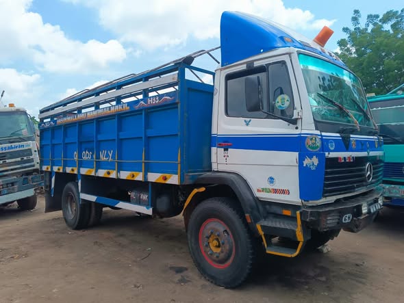 A picture of Mercedes truck 08051869878