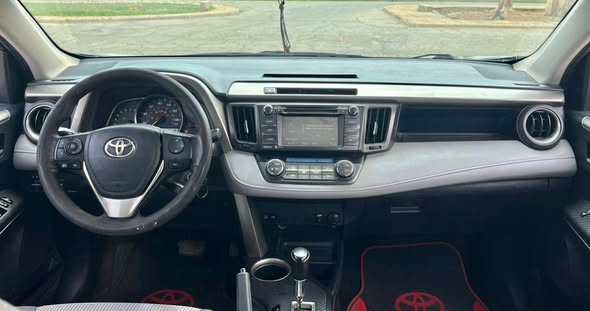 A picture of 2015 Toyota RAV4 tokumbo standard