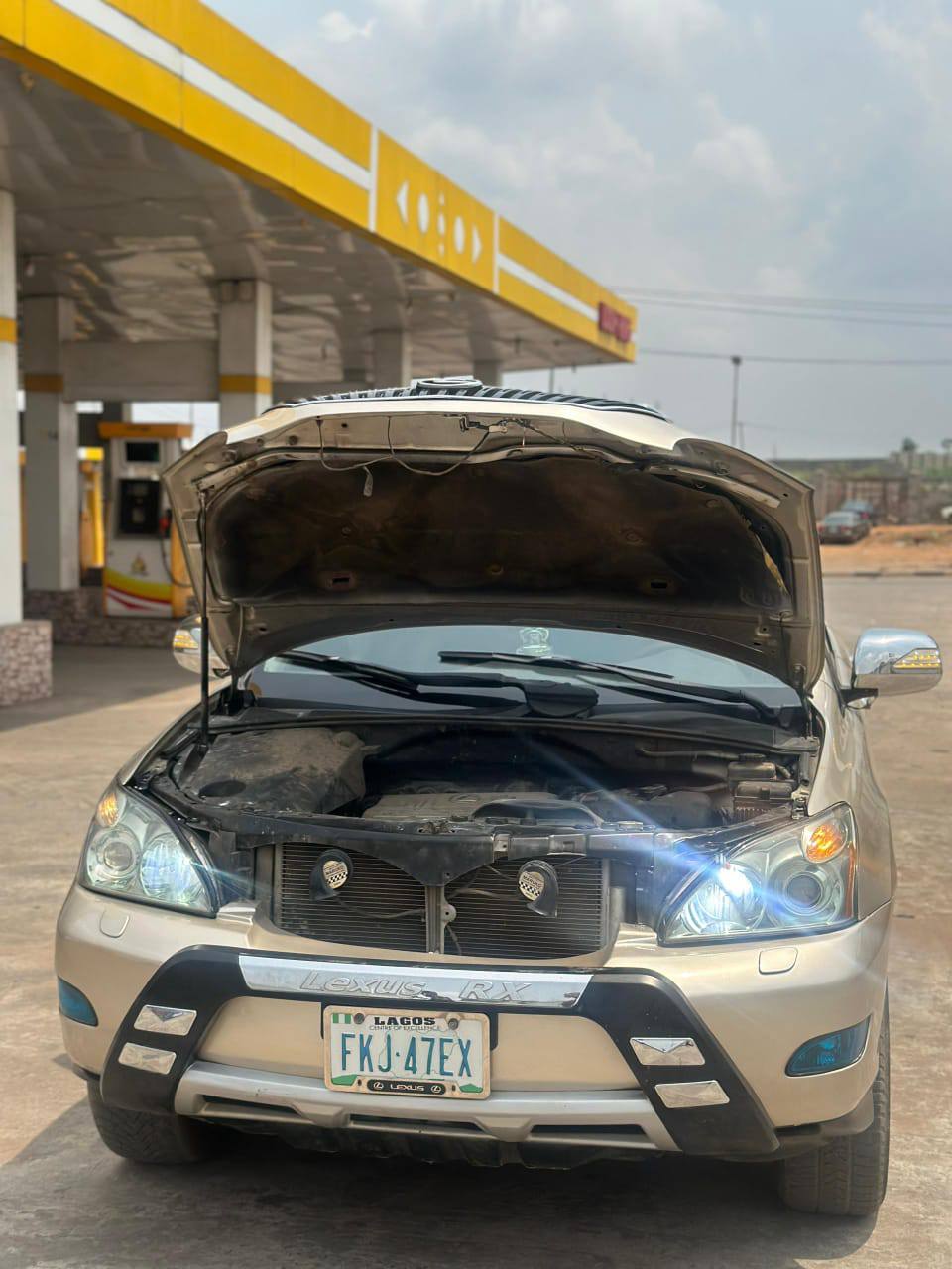 A picture of Lexus rx330 Everything is intact and working perfectly well 8