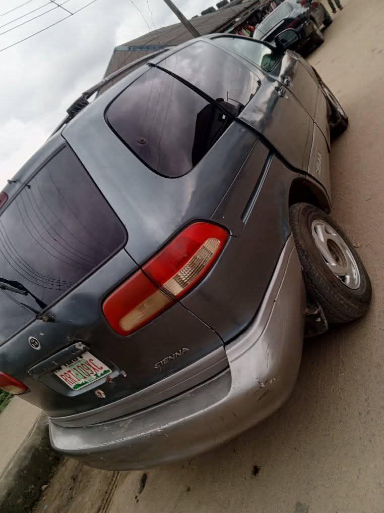 A picture of Toyota Sienna