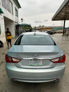 A picture of Registered Hyundai Elantra 2011 Thumbs Start and engine and gear