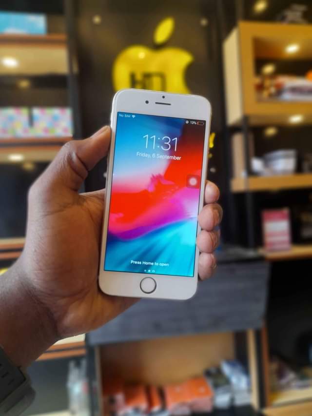 A picture of Simu aina ya i phone 6 plain zipo mbili Gb