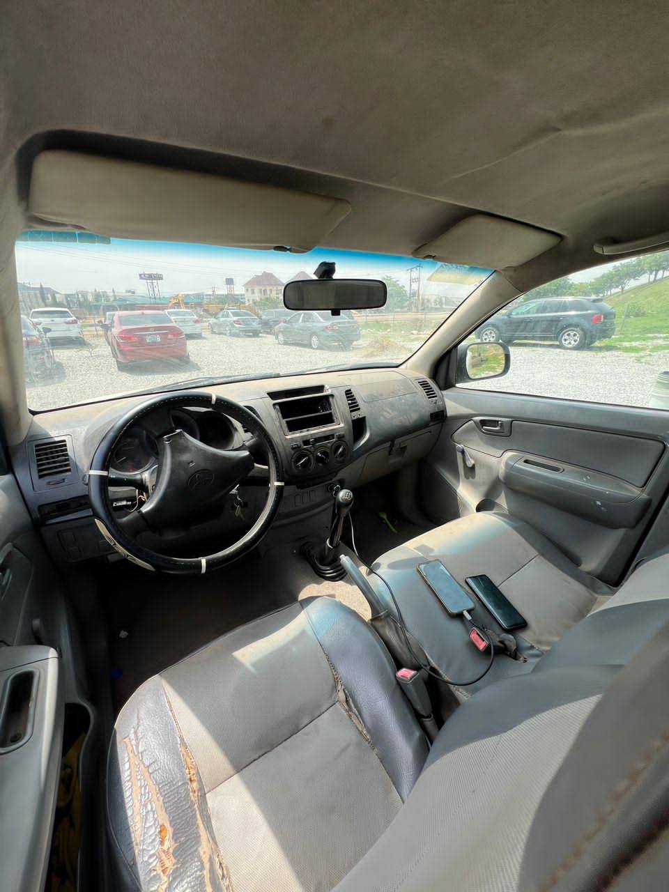 A picture of CLEAN 2005 MANUAL TOYOTA HILUX