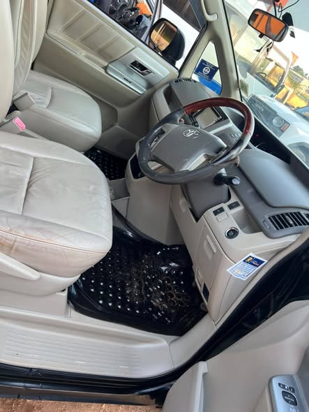 A picture of Toyota noah 2011 in very good condition 33m 0703482288