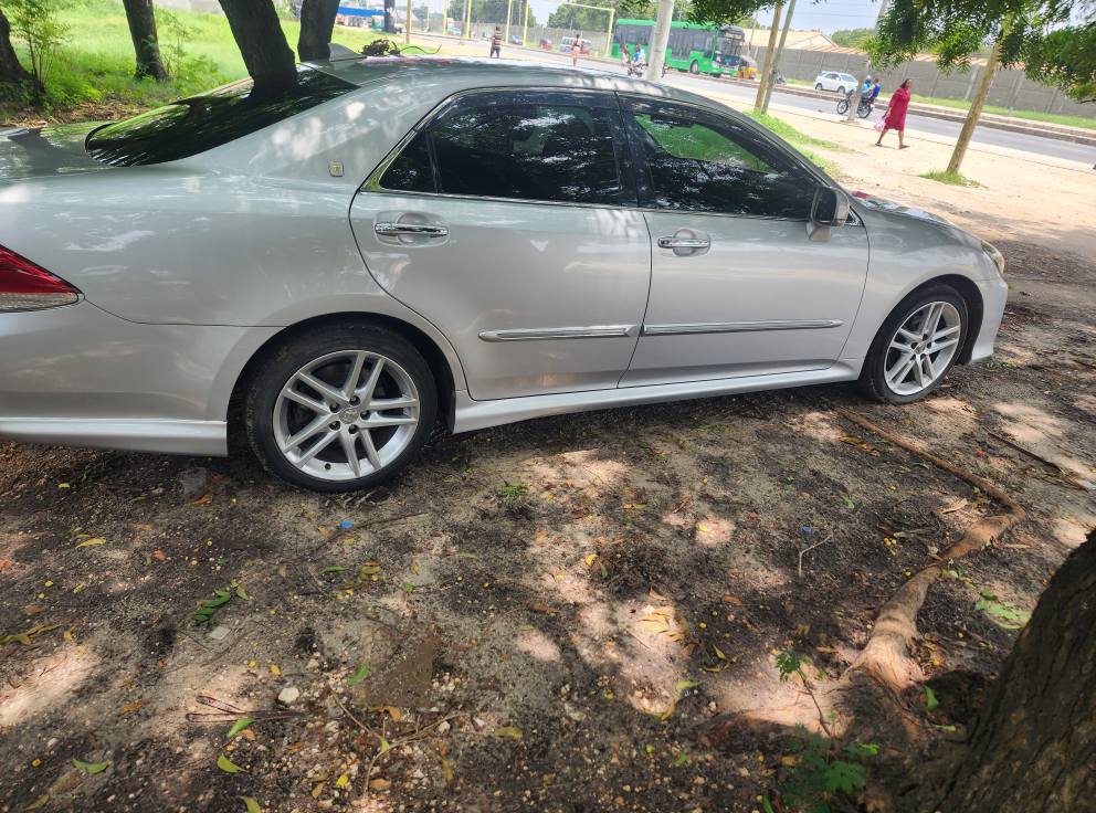 A picture of Toyota Crown GRS 200 ya 2010