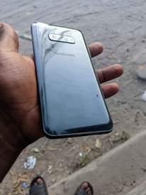 A picture of Samsung s10e bd mpya Kam inavyoonekana Gb 128 location magomen