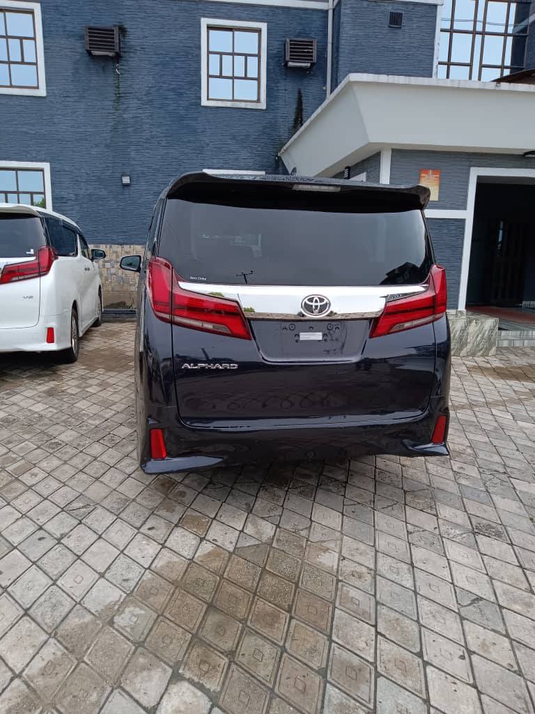 A picture of Direct Belgium 2023 Toyota Alphard