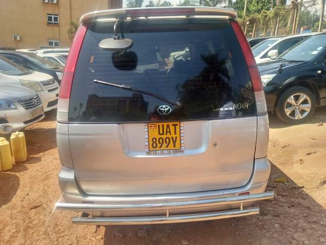 A picture of TOYOTA NOAH
