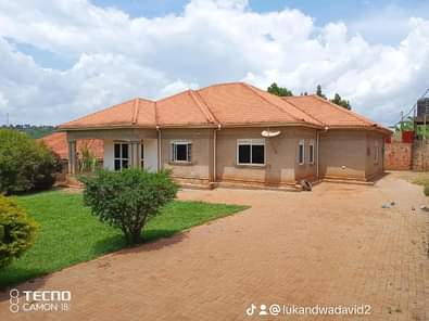 A picture of BANK SALE HOUSE 180M_UGX GAYAZA MANYANGWA 5_bedrooms sttg dnng kitchen