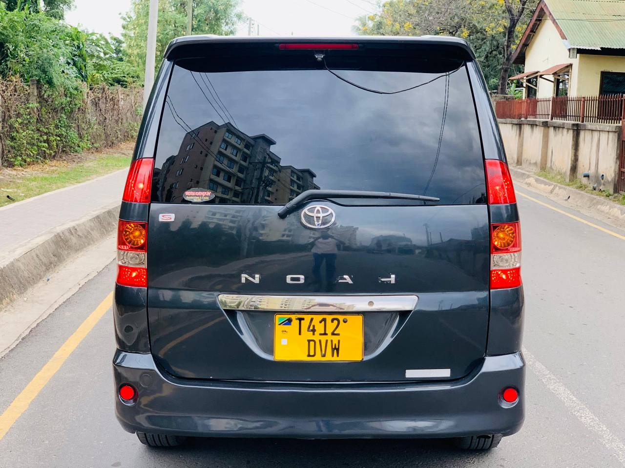 A picture of Toyota Noah new