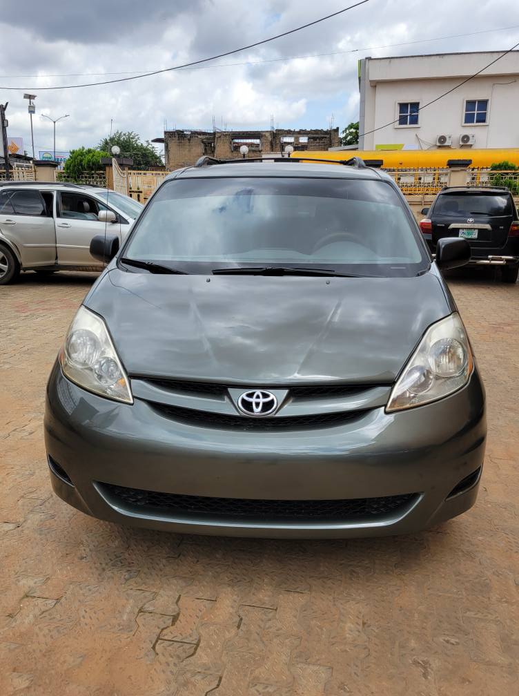 A picture of Toyota Sienna 2008 model
