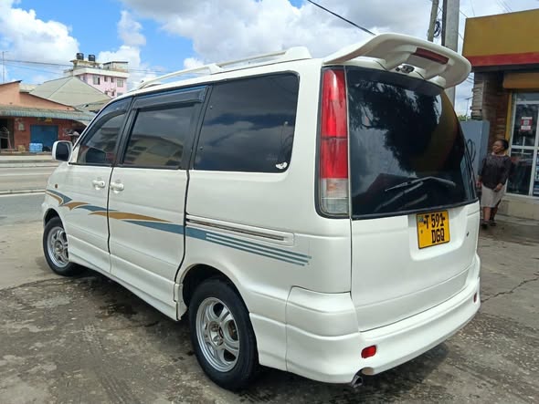 A picture of TOYOTA NOAH SR 40 ROAD TOUR DGQ KALI SANA