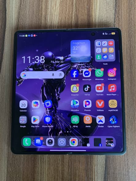 A picture of Tecno phantom v fold 5G Read description