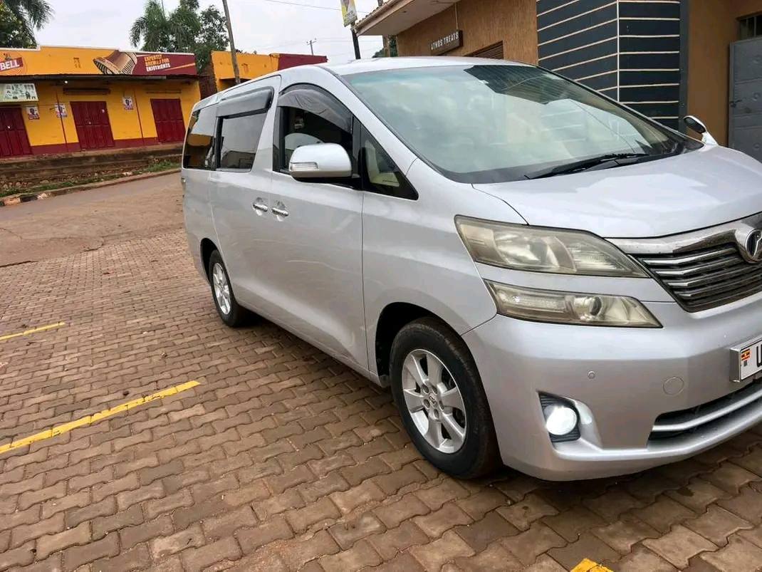 A picture of Toyota velfire 2010 37m very good condition