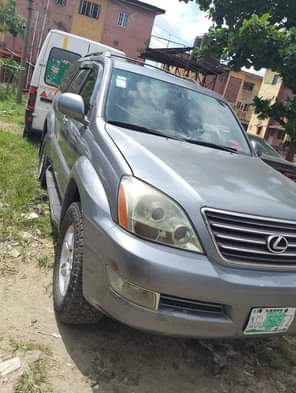 A picture of 2006 Gx470 clean Nigerian use A C seat need attention
