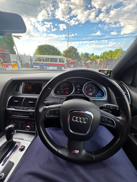 A picture of Audi Q7 Nauza
