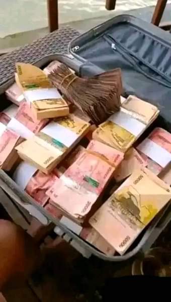 A picture of Anyone in UG who s online Stake UGX 32 000