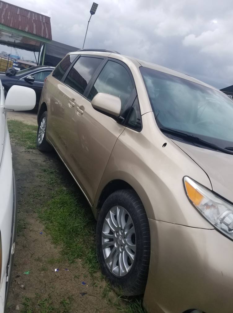 A picture of Toyota Sienna