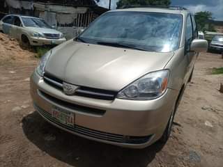 A picture of Toyota sienna