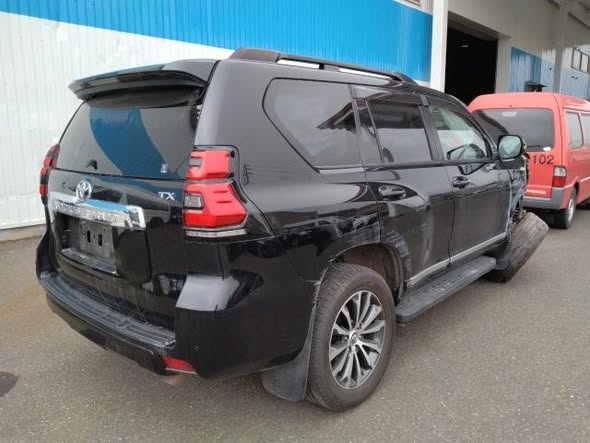 A picture of DAMAGED TOYOTA LAND CRUISER PRADO READY TO BE IMPORTED UGX