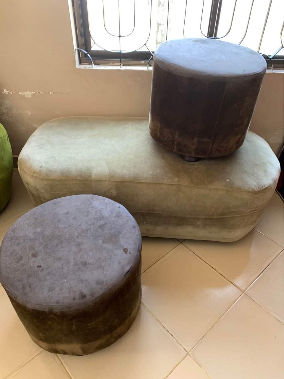 A picture of Sofa set Zinahitaji kubadiliswha covers Piga 0693422338