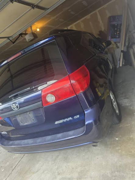 A picture of Toyota Sienna toks