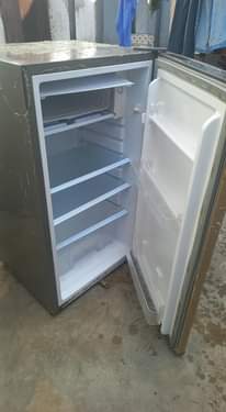 A picture of Nauza friji nzuri ina poza na kugandishaa