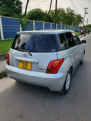 A picture of Toyota ist mpya sana cc 1290 mileage 66k haina tatizo