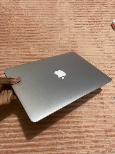 A picture of Macbook air 2013 Core i5 Ram4 Ssd 128 Chaji masaa