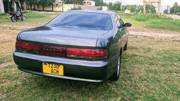 A picture of Toyota cresta Body saloon Colour dark blue Engine cc 1988