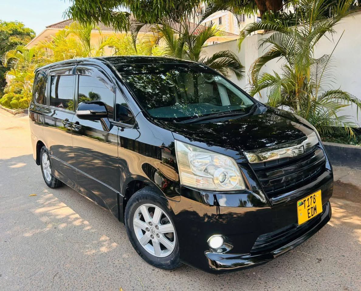 A picture of Toyota Noah New Shape