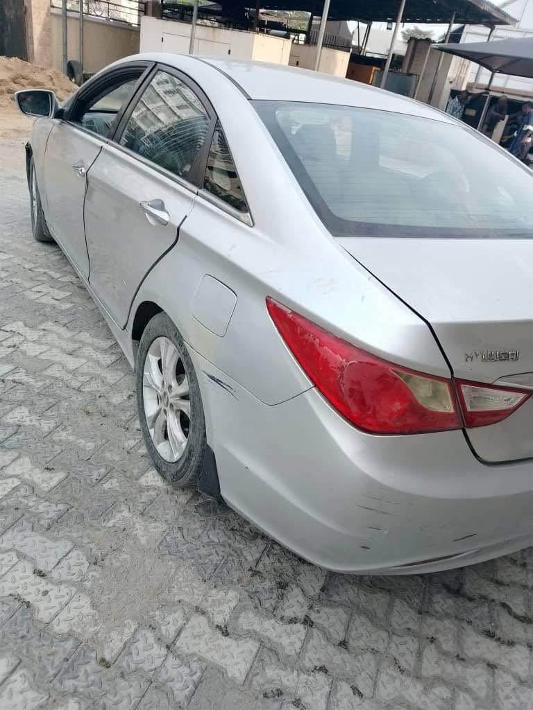A picture of Very clean first body toks standard 2011 hyndai sonata with
