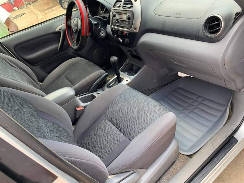 A picture of Very sharp and sound registered 2004 Toyota rav4 with sound