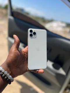 A picture of IPHONE 11PROO MAX GB64 BH80 Face TT CALL 0715000613
