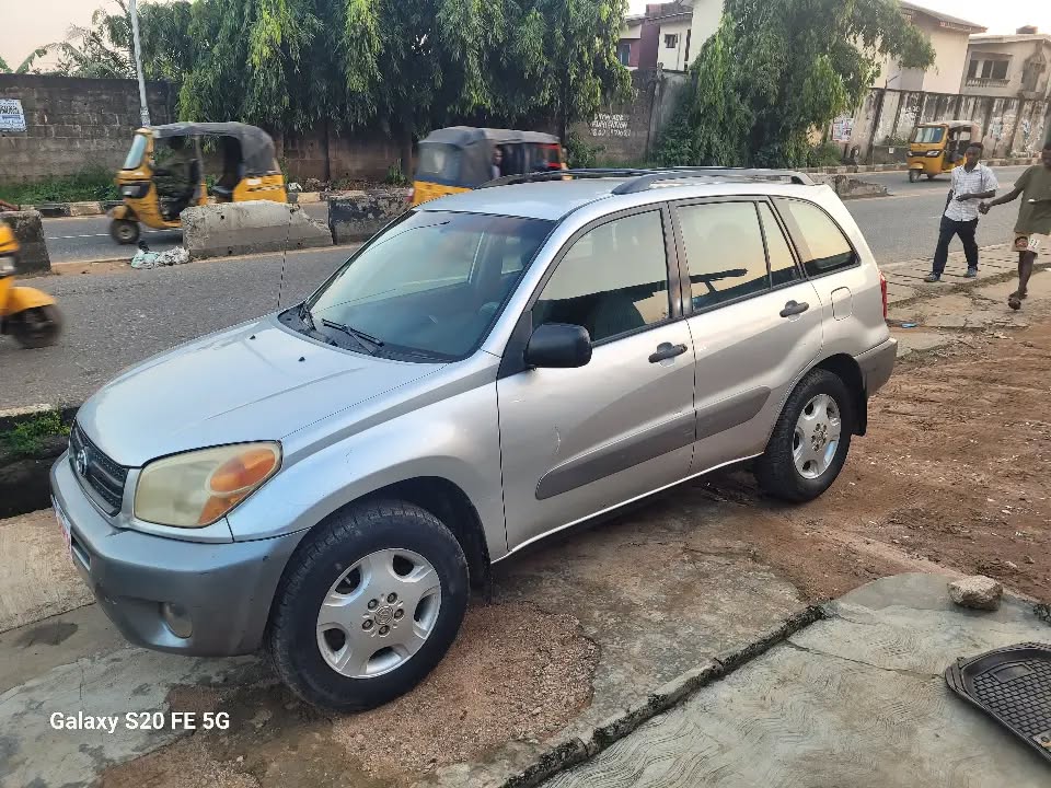 A picture of BEARLY USED SUPER CLEAN TOYOTA RAV4 06 FIRST BODY PAN