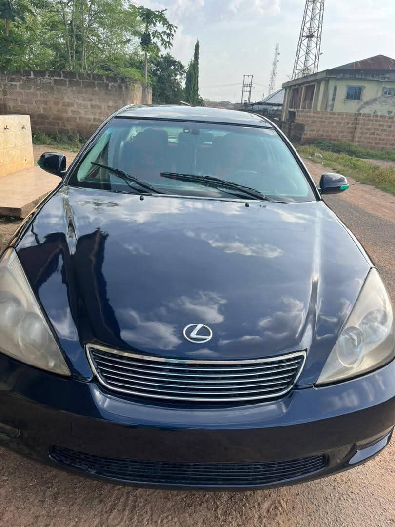 A picture of Lexus ES300...