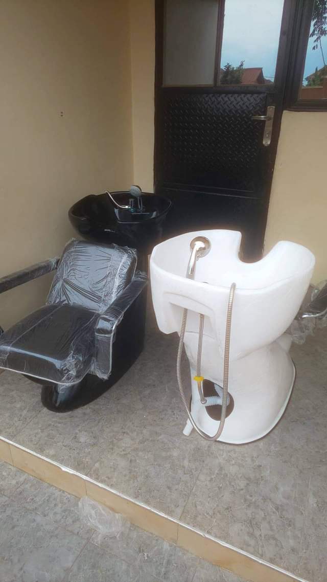 A picture of Saloon sinks with chair