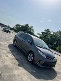 A picture of Toyota Sienna 2019 model