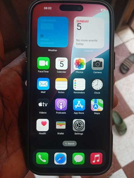A picture of iPhone 16 pro max android version