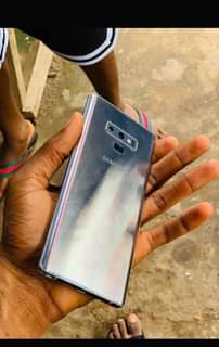 A picture of Samsung note 8 cracked at 190k call 0706721621 64GB 6GB