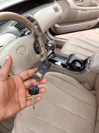 A picture of 04 Toyota Avalon Dashboard Neat in and out Good engine