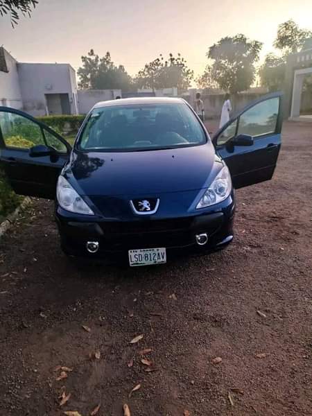 A picture of I need this Peugeot 307 saloon