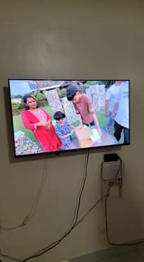 A picture of Hisense 40 inches smart frameless tv with also inbuilt free
