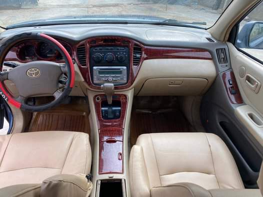 A picture of Toyota Highlander for sale 09061358848 3rd row Chilling Ac Documents